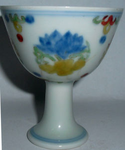 明成化鬥彩團蓮紋高足杯 明成化鬥彩團蓮紋高足杯