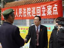 青秀區法院院長余萬慶帶領法官下鄉巡迴立案