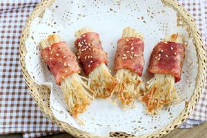 金針菇烤培根 金針菇烤培根