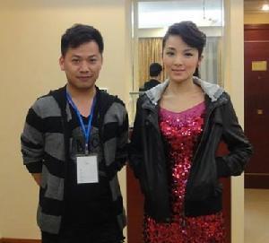 呂詩（左）在後台