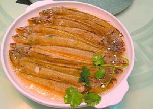 菜 名： 凍沙尖魚 主 料： 沙尖魚(最好本港油尖)。 配 料： 蕪荽、魚露、味素、清油。 做 法： （一）沙尖魚去鱗開腹洗淨，取深盤排列整齊，撒點味素加適量魚露、清油，將蕪荽成條洗淨鋪在魚身上，入蒸籠蒸１５分鐘取出，將面上蕪荽棄去，置涼；（二）用小勺將魚湯淋勻魚身，成盤蒙保鮮紙入雪櫃冷藏３小時成凍取食，以魚露做佐料。