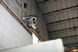 廚房四角的視頻設備可實時監控廚師