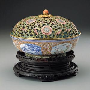 清乾隆畫琺瑯花薰(圖1)