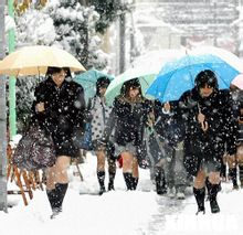 2005年12月19日，日本名古屋的高中學生妹。