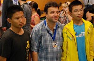 參加第二屆世界智力運動會與國際特級大師亞歷山大&middot;施瓦茨曼合影