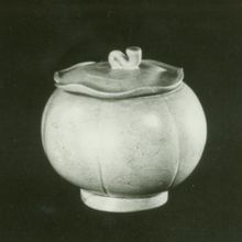 五代越窯青瓷瓜棱罐 五代越窯青瓷瓜棱罐