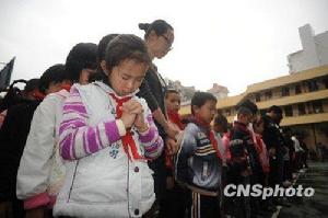3月24日上午，停課一天福建南平實驗國小複課，家長將孩子送到校門口
