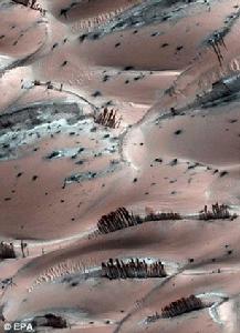 沙丘殘骸被風吹起時在荒涼的火星表面形成的痕跡