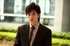 嚴格[夏家三千金,愛情真善美人物]