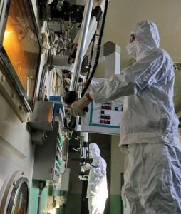 操作員操縱機械手進行放射性廢物處理