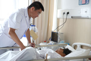 魯翔院長在查房