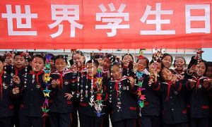 11月17日，學生們在放飛千紙鶴，表達對全世界學生的美好祝福。