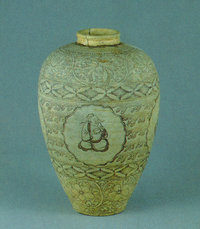 奇石窯褐彩人物梅瓶