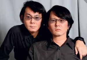 石黑浩與她的仿製人合影