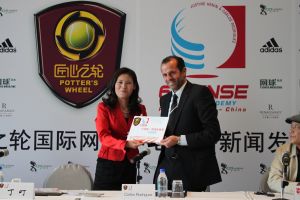 卡洛斯·羅德里格斯（右）