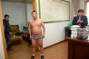 陳偉偉在站長室抗議