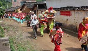 前往歌圩的演員們