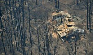 這張2009年2月13日的航拍照片顯示的是澳大利亞金萊克鎮被毀的房屋。澳大利亞維多利亞州自2月7日爆發森林大火以來，已經造成了180多人死亡，數千人無家可歸，受災面積超過40萬公頃。其中火災最嚴重的地區之一是維州首府墨爾本市以北80多公里的金萊克鎮，該鎮的絕大多數房屋被燒毀，同時造成數十人死亡。