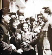 1960年閻達開(左一)陪同毛主席在天津