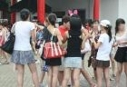 公園入口處身著短裙的女子聚集在一起