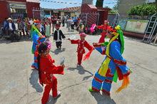 2015年時 斜溝崖村傳授秧歌動作1