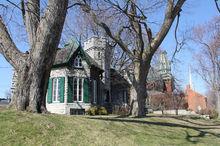 女皇大學裡有很多這樣精美別致的住宅小樓