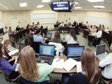 學生正在接受大班授課