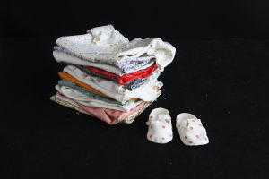 《疊著的衣服》 材料：瓷。