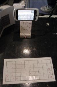 現場演示紙鍵盤在手機上的套用