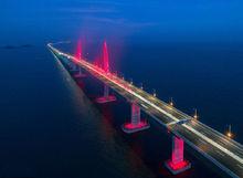 港珠澳大橋九洲航道橋亮燈