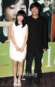 （圖）朴寶英(左)李賢勝(右)