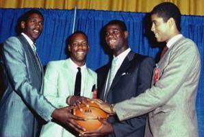 1986年NBA新秀：倫-拜阿斯(左二)、克里斯-沃什本(左三)、威廉-貝德福德(左)、布拉德-多赫蒂(右)圖片來源：yahoo.com