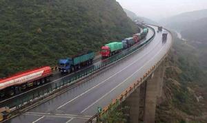 青銀高速通過呂梁山薛公嶺一段