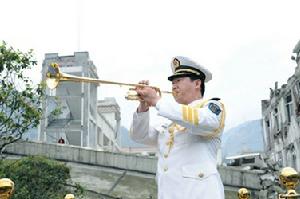 （圖）王強在映秀鎮吹奏小號《思念曲》 