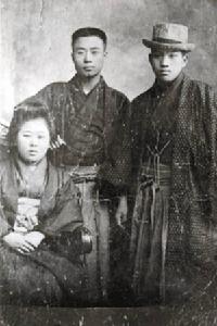 周作人之妻羽太信子（左下）