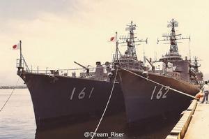 秋月號和照月號並排停泊