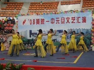 （圖）學生表演扇子舞