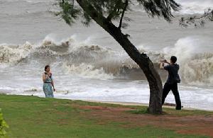 受強熱帶風暴“蓮花”影響，廈門海邊風大浪高。CFP著作權作品