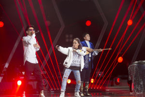 張惠春與王繹龍在舞台上起舞