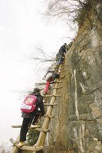 陸建芬護送學生上下天梯和懸崖絕壁