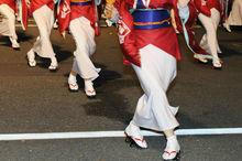 穿上傳統木屐賣力演出