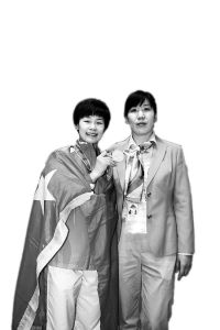 李紅廣州亞運奪冠後將金牌獻給恩師任曉鳳