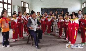 隨縣萬和鎮新城高小教師齊澤江向學生傳唱益陽大鼓