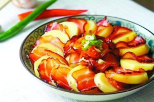 土豆臘肉蒸 土豆臘肉蒸