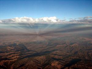 6. 飛機從美國亞利桑那州上空拍攝的反曙暮輝本圖中的反曙暮輝奇觀發生於美國亞利桑那州。2002年9月24日，一架商業飛機飛越亞利桑那州上空。飛機上的克萊格-高爾德利用手中的相機捕捉到這一壯觀的景象。