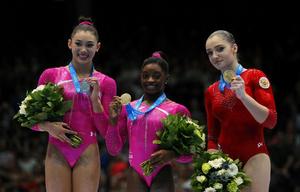 拜爾斯與凱拉羅斯、穆斯塔芬娜站在領獎台上