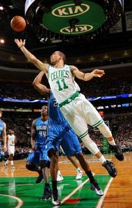 康特尼&middot;李在比賽中上籃