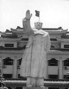 海軍辦公樓前毛主席像(1968年立)