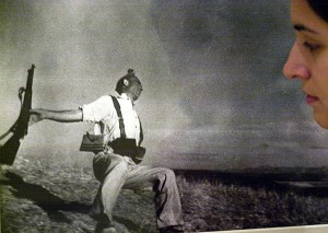 民眾觀看卡帕最著名的作品是《一個忠誠戰士的倒下》(The Falling Soldier)