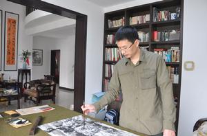 作者在鄭州工作室創作。